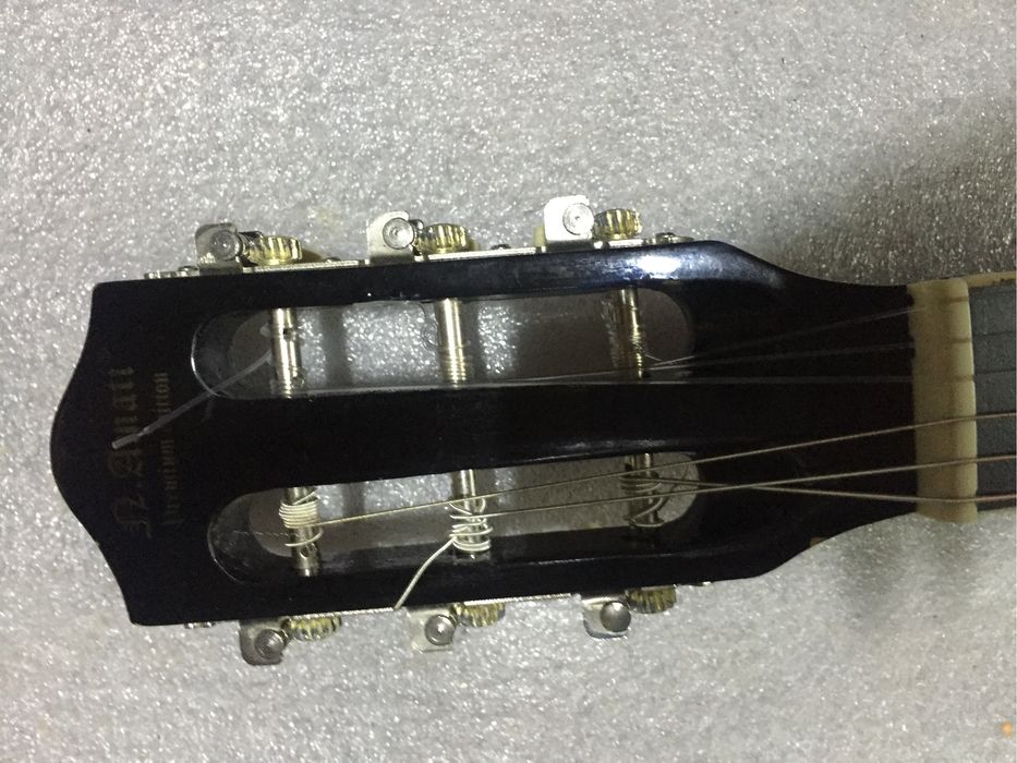 Akustik gitara sotiladi Rus