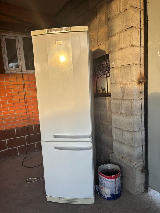 Холодильник  AEG