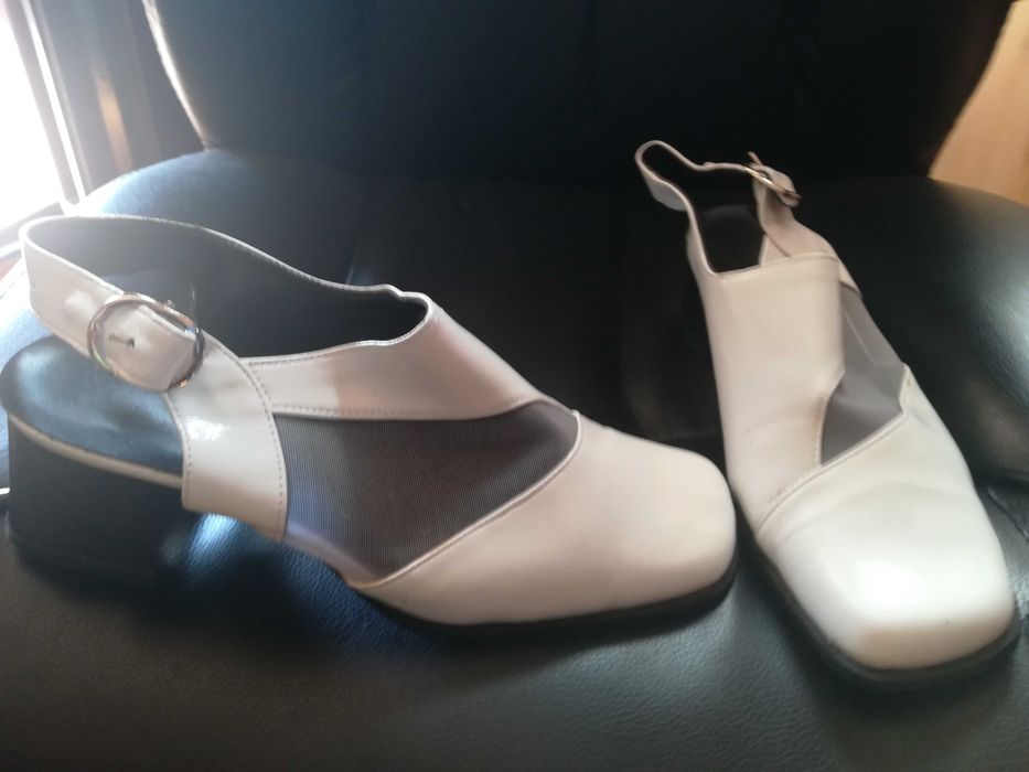 нови бели обувки на удобен ток