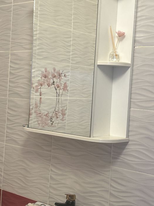 Продам шкаф с раковиной и с зеркалом 10000