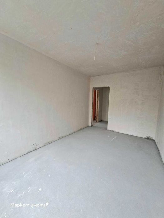 Три стаи с бокс, Езикова гимназия