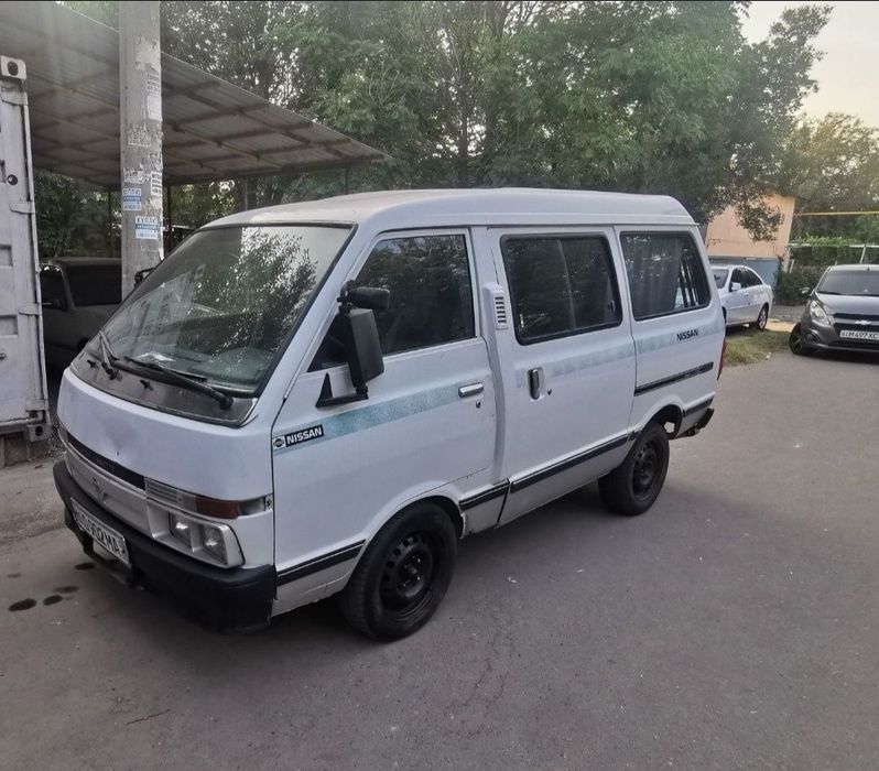 Nissan Vannete рамный микроавтобус