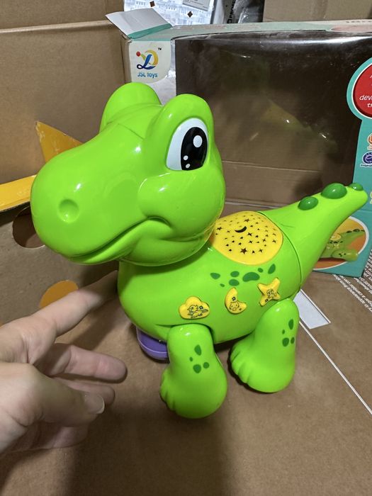 Играчката свети, движи се, свири за деца до 3-4 години