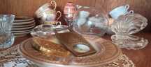 Lot obiecte vitrina sticla, portelan, ceramica