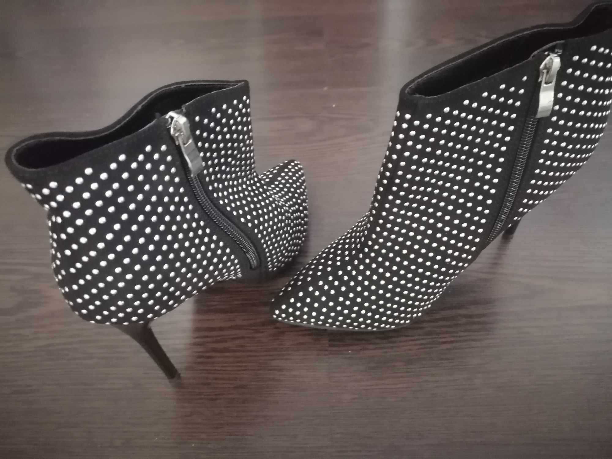 Botine cu insertii metalice