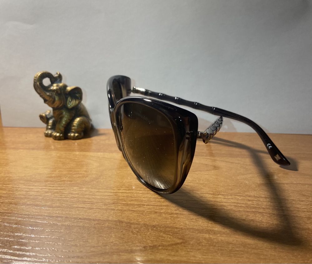 Солнцезащитные очки Escada