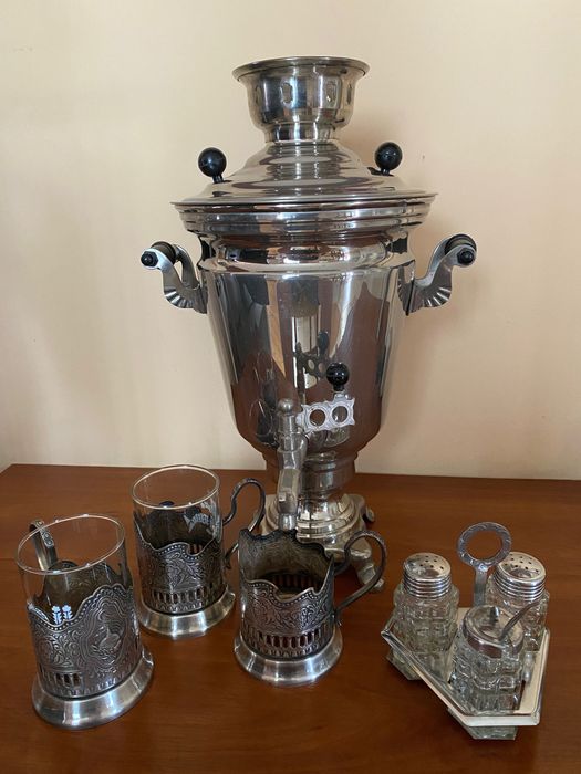 Руски самовар с 3 стакана и прибор за подправки