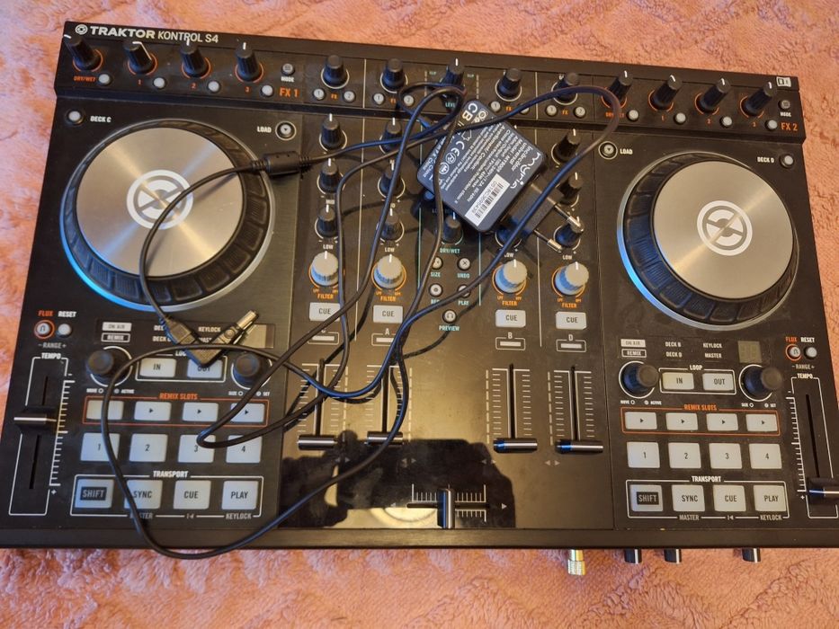 Consola Traktor kontrol S4 în stare perfecta