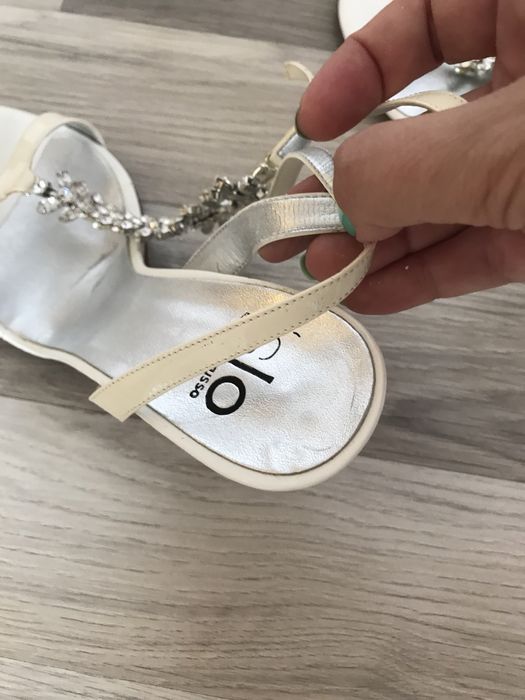 Sandale , 39, din piele lacuita alba si strassuri, inaltime toc 10 cm