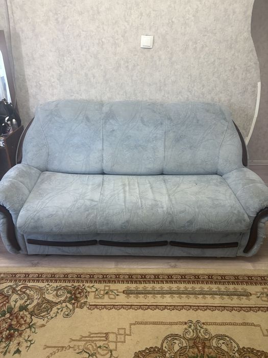 Два дивана, кресло и стол