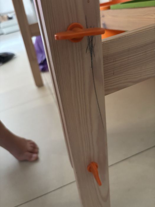 Birou Ikea cu inaltime  reglabilaeglabila si doua cutii