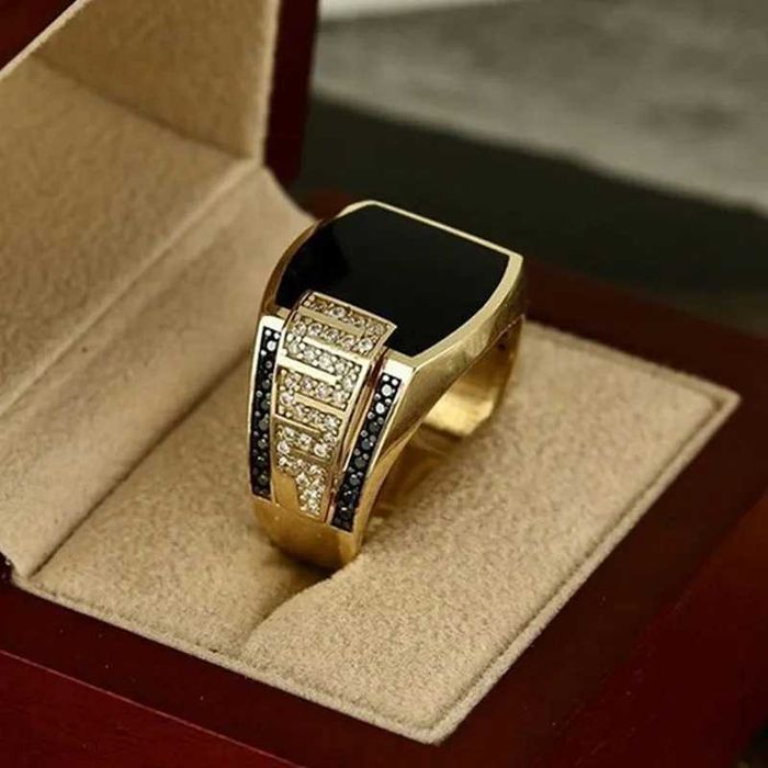 Златен Мъжки Пръстен с Черен Камък, Изработен От Мед.Злато Мед.Стомана