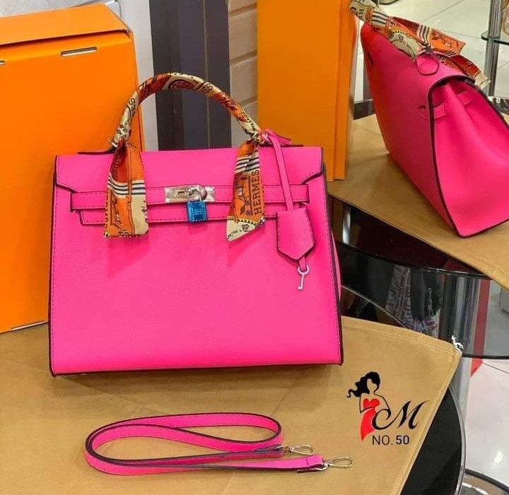 Genti dama,model Kelly Medium, curea detasabila, saculet, etichetă