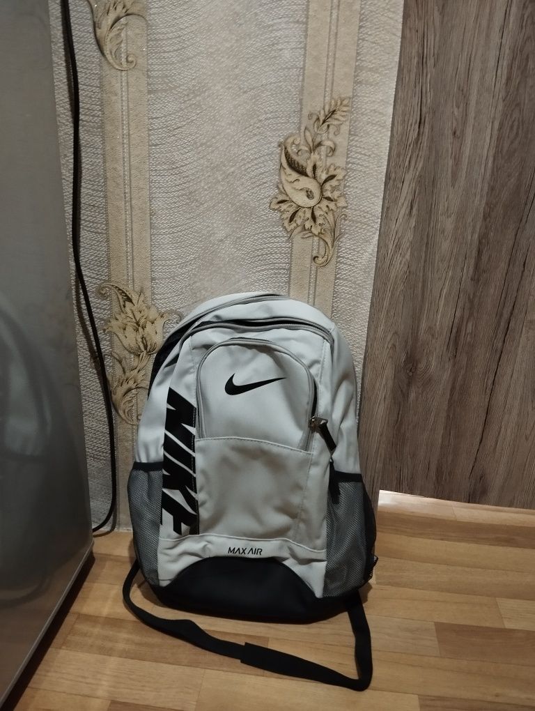 Раница NIKE сив цвят