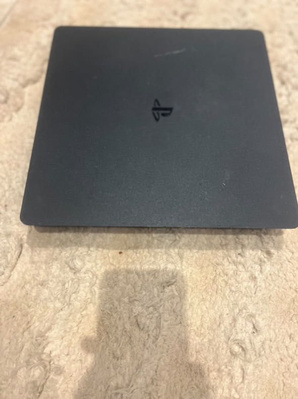 Продавам ps4 чисто нов