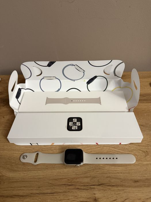 Apple Watch  SE 40mm Starlight Aluminum Case Starlight Sport Band