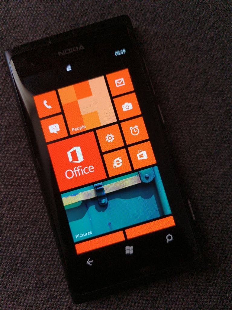 Nokia Lumia 800 Black cu windows phone 7.5, 16 gb stocare, liber retea