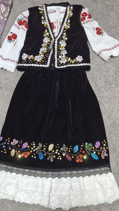 Costum popular cusut manual