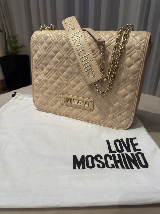 Кожена чанта на марката Love Moschino.