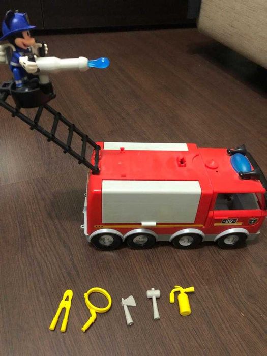Set de joaca IMC, Mickey Mouse si camionul de pompieri
