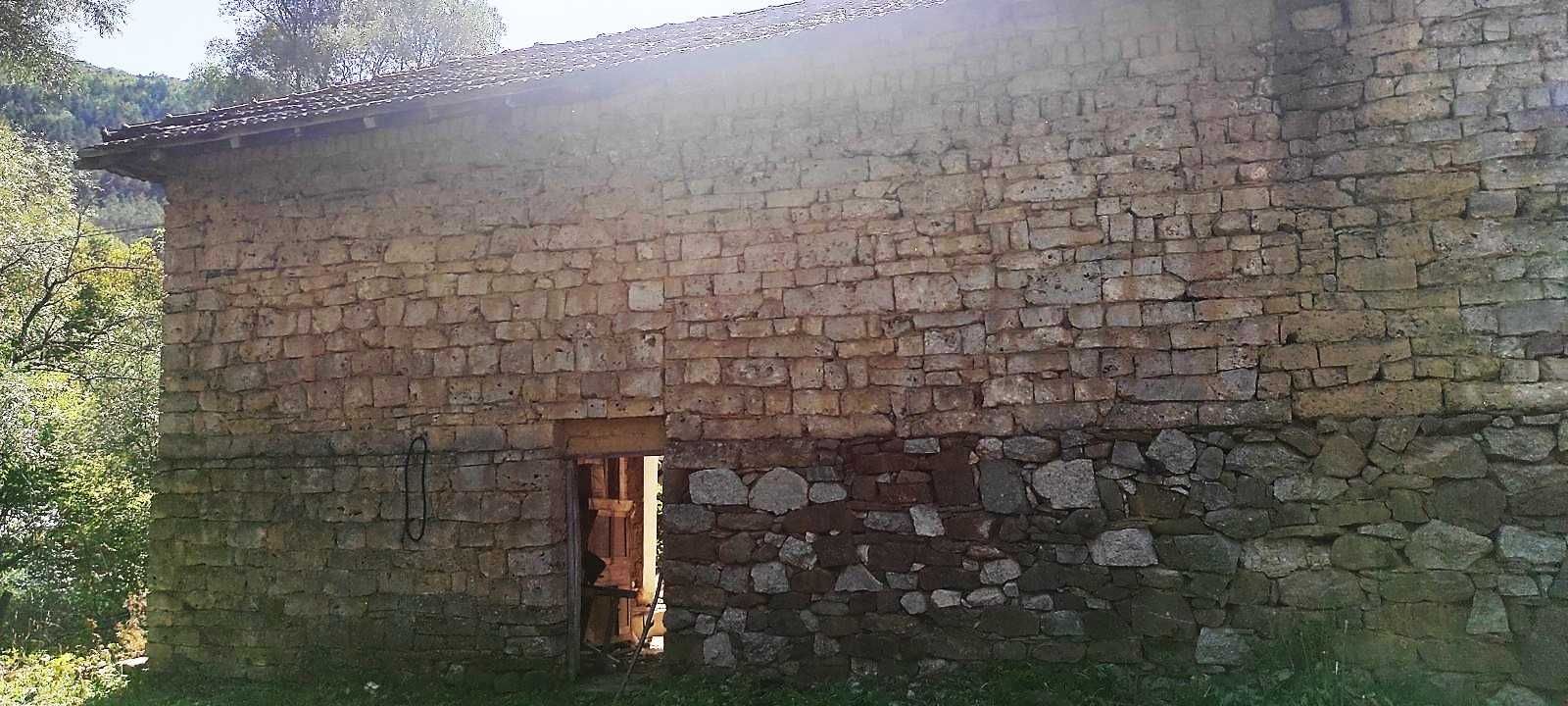 1. 7 дка парцел в регулация + Къща + Плевня, до река, на главен път