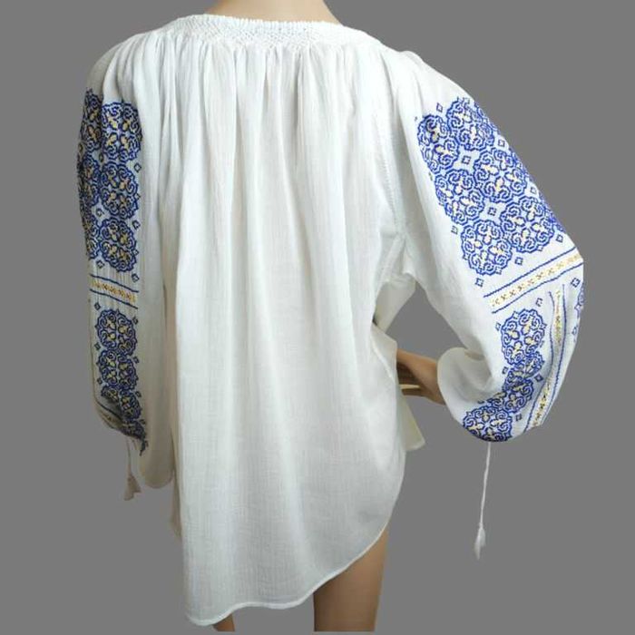 Ie traditionala lucrata manual , ie nationala cusuta de mana