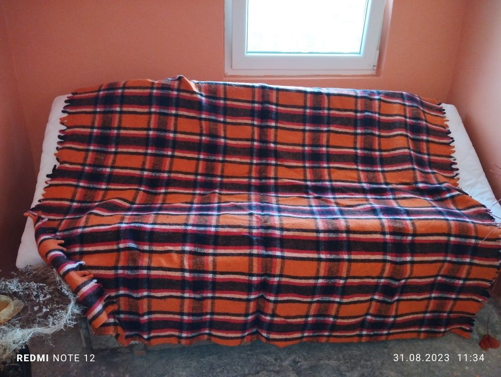 Продавам ново,вълнено одеяло и  две еднакви поларени одеяла.
