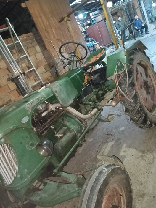 Vând tractoarele