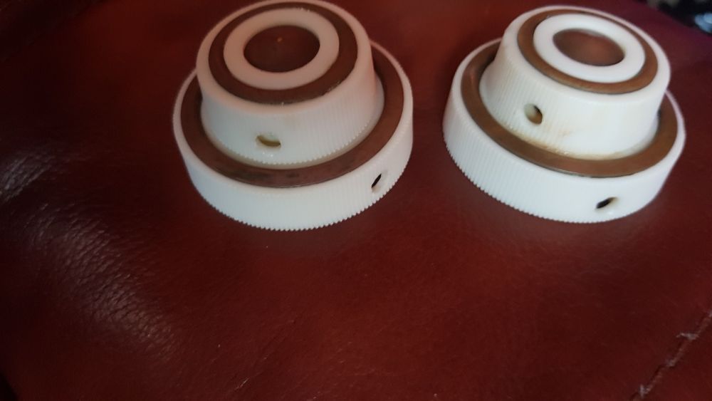 Butoane radio pe lampi românesc