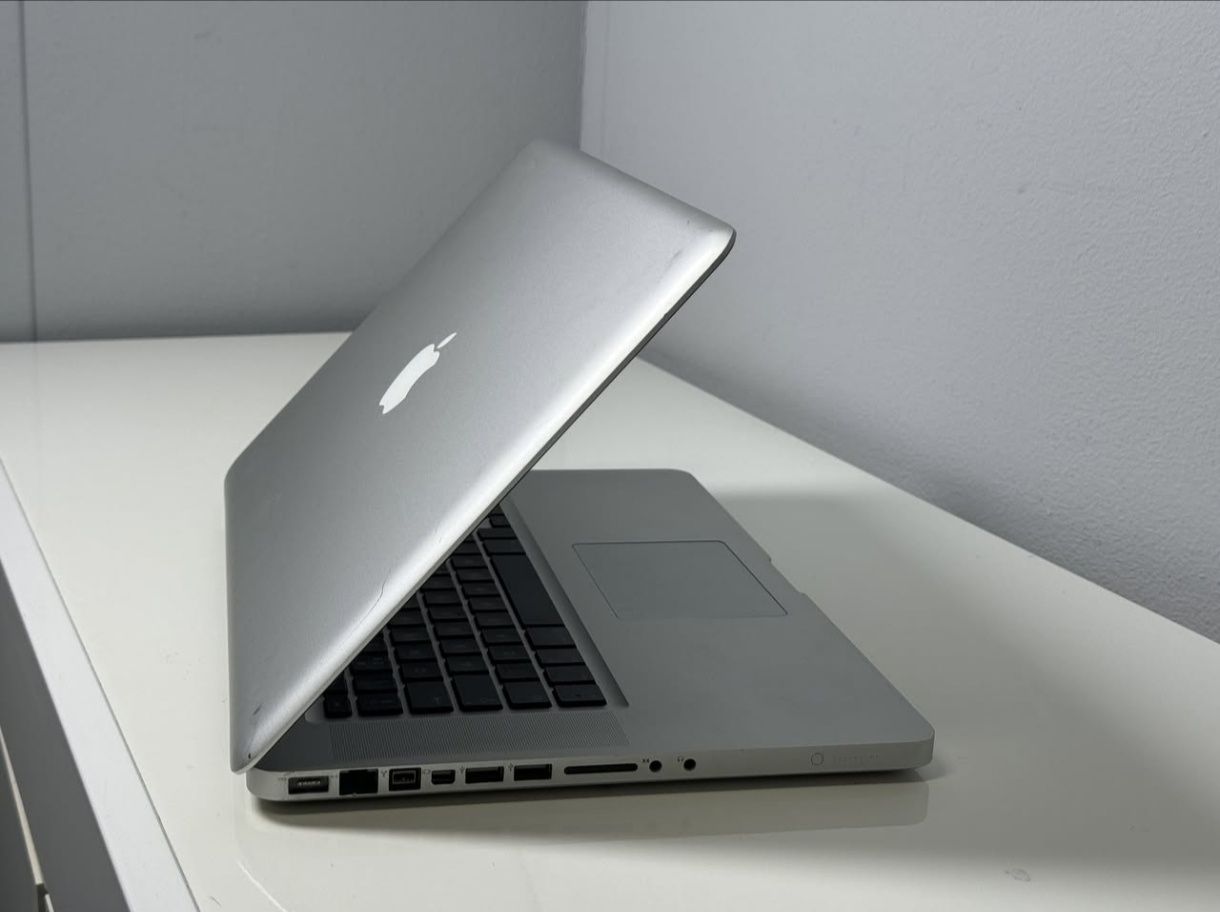 MacBook Pro 15 Sotiladi