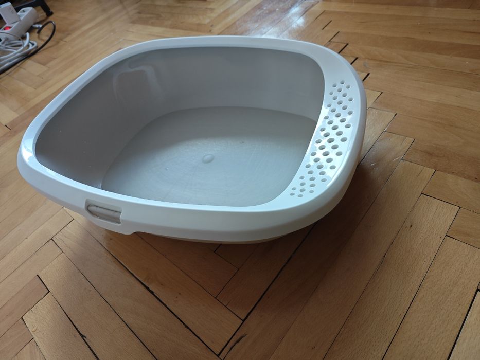 Голяма котешка тоалетна с борд против разпиляване на пълнителя