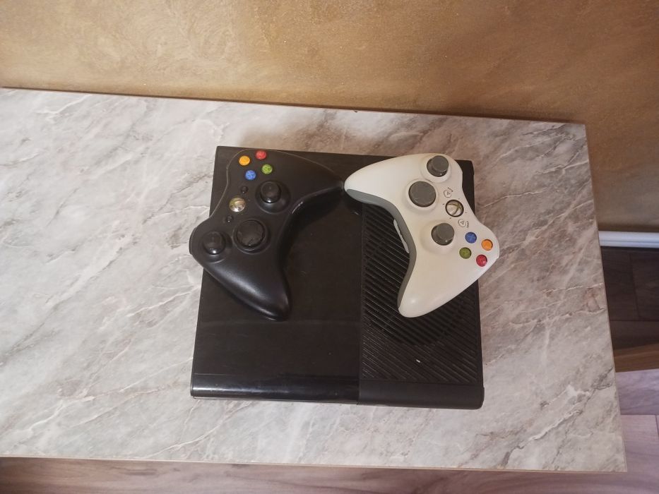 Vând xbox 360 2 controller