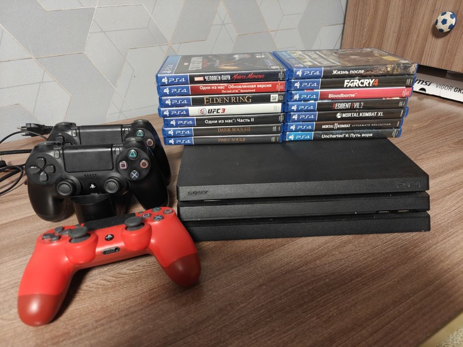 PS4 PRO 1tb 3 гейпада и много дисков