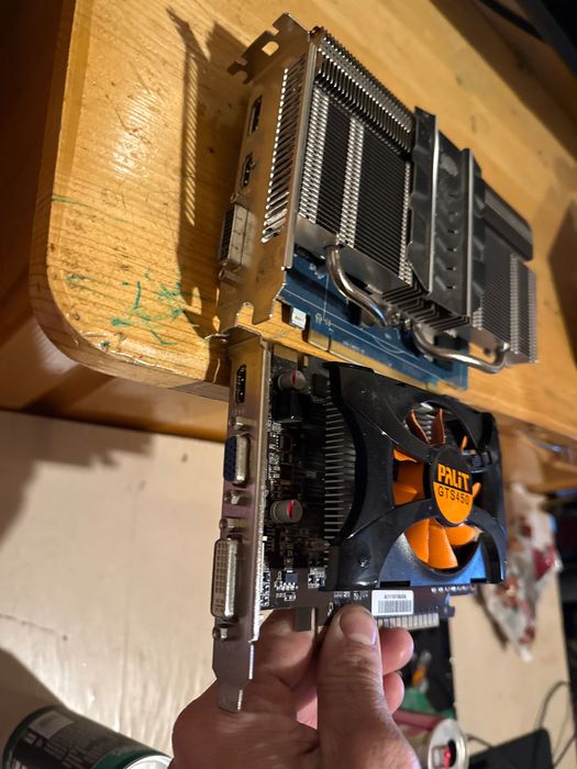 Продавам 2 видео карти по 1 гб бройката