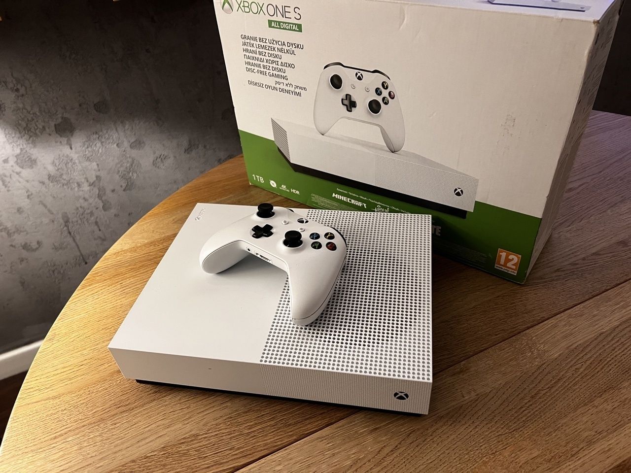 Vând Xbox One S digital white + jocuri de top