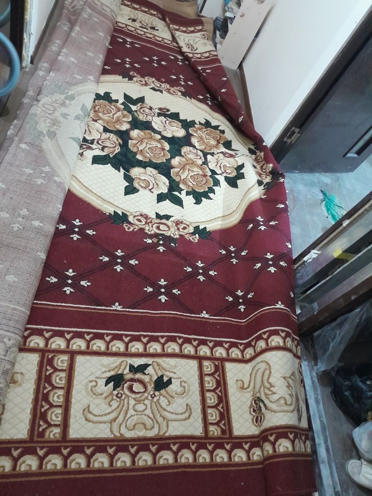 Катта гилам сотилади