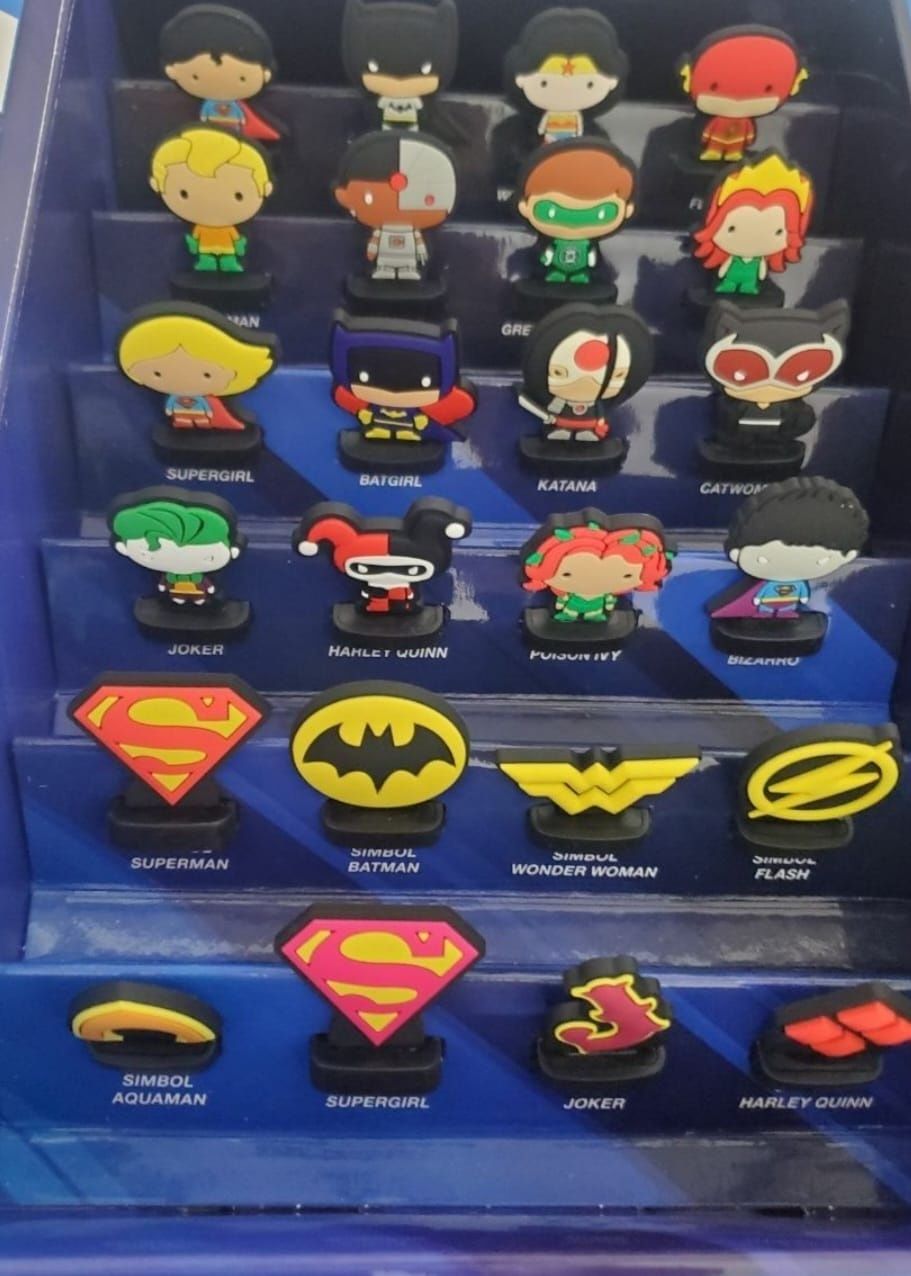 Album complet 24 figurine cu supereroi eroii DC carrefour jucarii