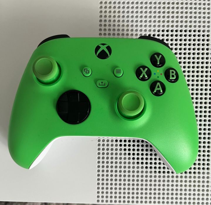 Vând XBOX One S 1TB