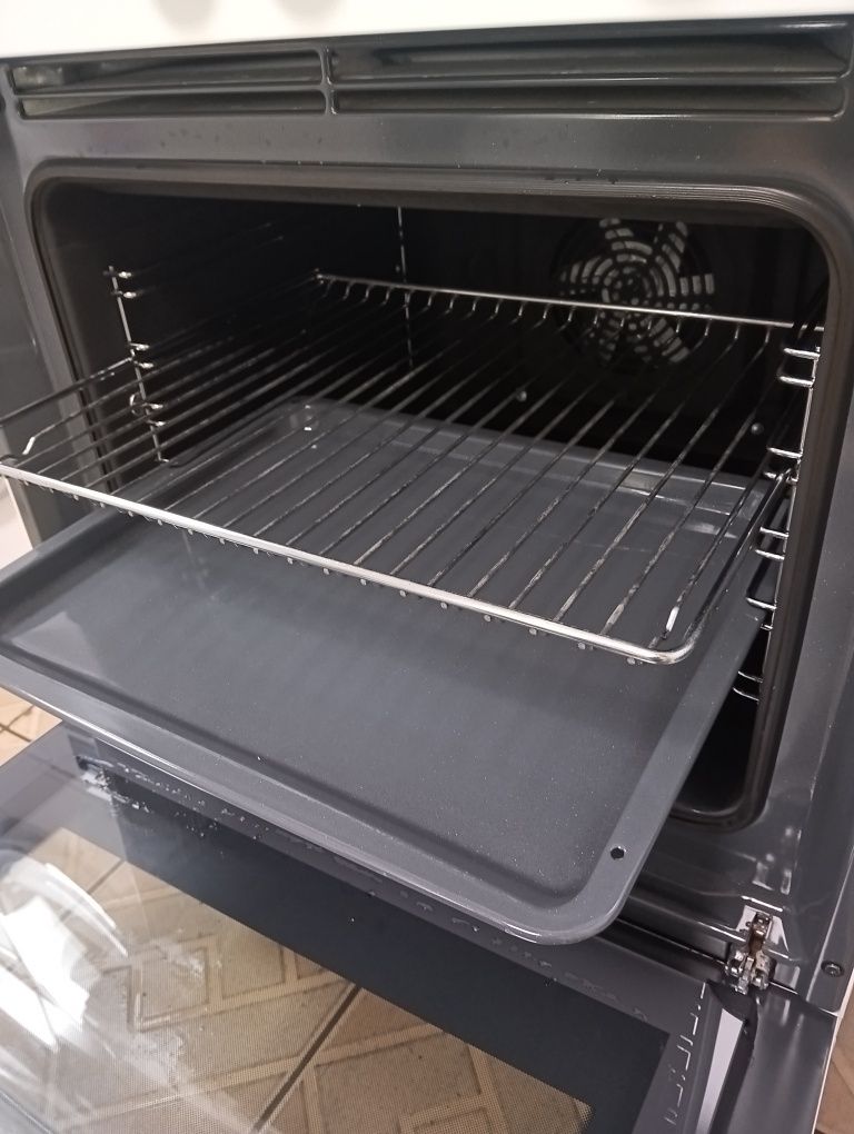 Свободно стояща печка с керамичен плот Voss Electrolux 2 год.Гаранция!