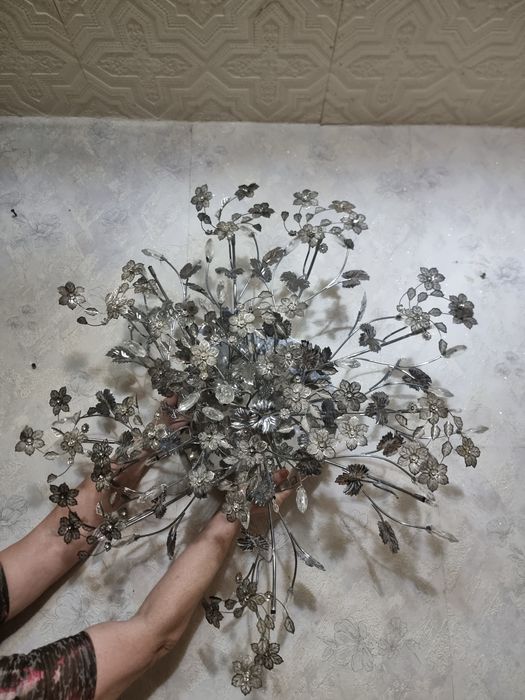 Необычная люстра-букет из стекла и металла