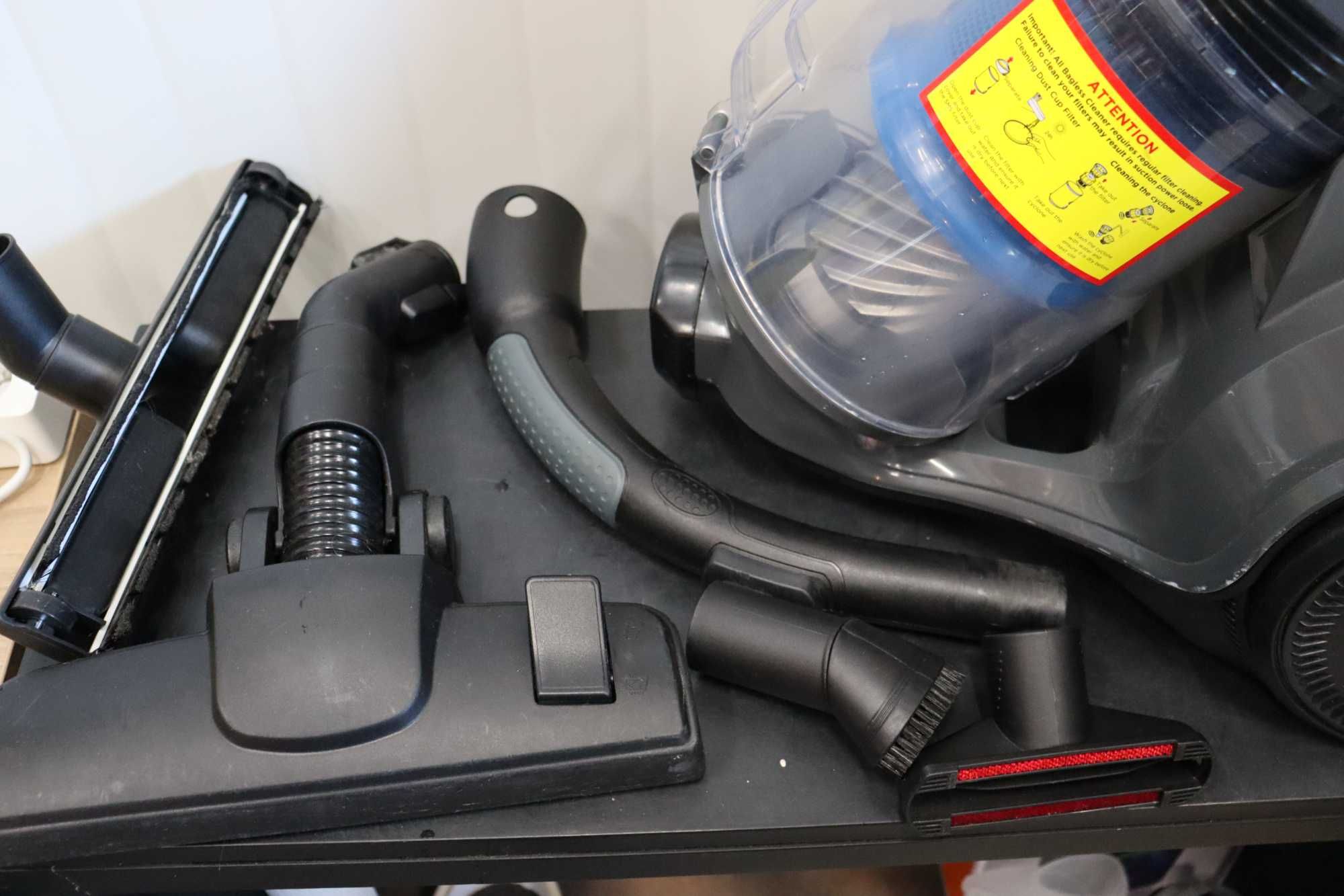 Цилиндрична прахосмукачка Amazon Basics без торба за прах, 2,5L 700W