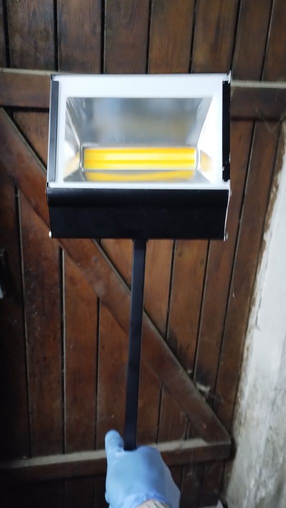 Лампа със стойка , с бяла и жълта светлина , на 220 волта