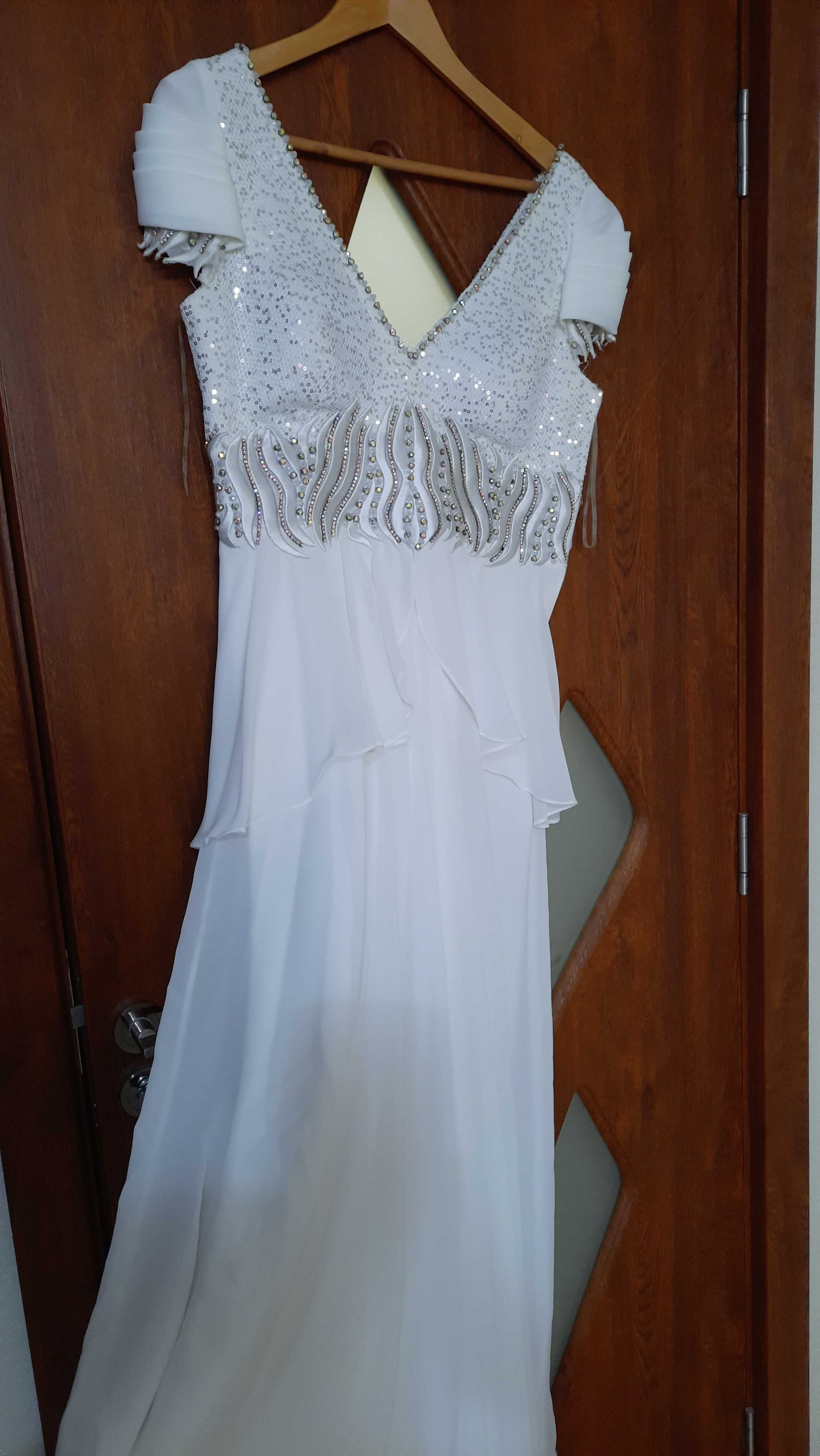 Продавам бяла рокля, подходяша е за булченска или бална, размер М