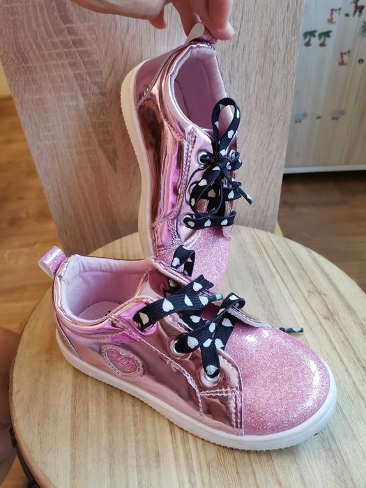 Детски лачени кецове