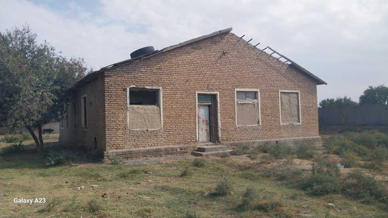 Koʻchmas mulk xizmat uyi va ayvon binosi