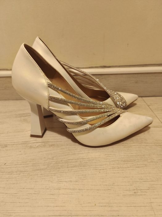 Белые туфли на каблуке