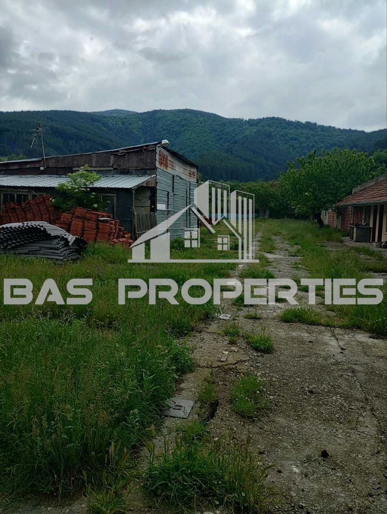 Парцел в Кюстендил, област-с.Сапарево площ 2599