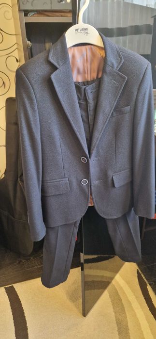 Костюм школьный и портфель