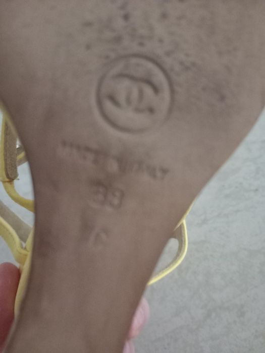 Sandale galbene chanel