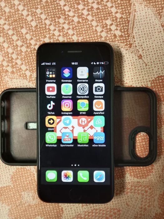 Продаю срочно айфон 7, телефон черного цвета